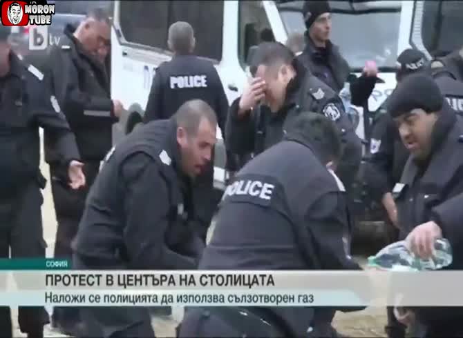 Video :Regardless of the direction of the wind, Bulgarian police employ tear gas